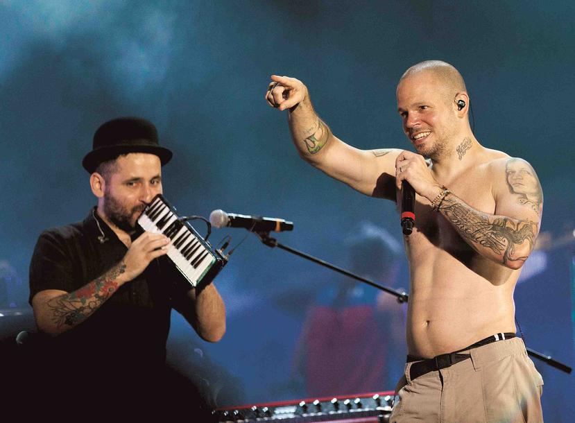 El primer objetivo de Calle 13 era lanzar su primer disco gratis por internet, aunque posteriormente se lo presentaron a Elías de León, quien los firmó bajo su sello White Lion.
