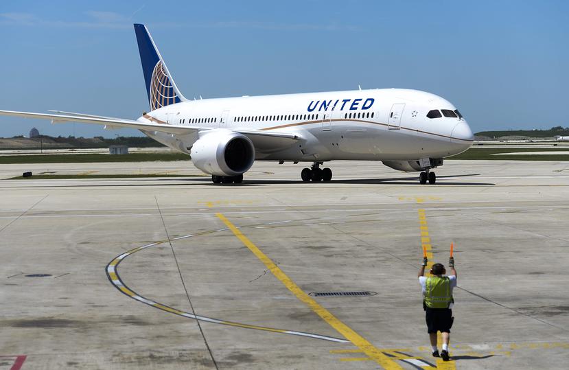 Vista de un modelo Boeing 787 Dreamliner operado por la aerolínea United Airlines con 250 personas abordo se prepara para despegar. (EFE)
