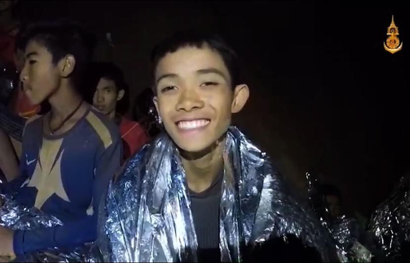 Captura de video cedida por Thai Royal Navy que muestra a miembros de un equipo de fútbol en una sección de la cueva Tham Luang en el parque forestal Khun Nam Nang, provincia de Chiang Rai, Tailandia. (EFE)