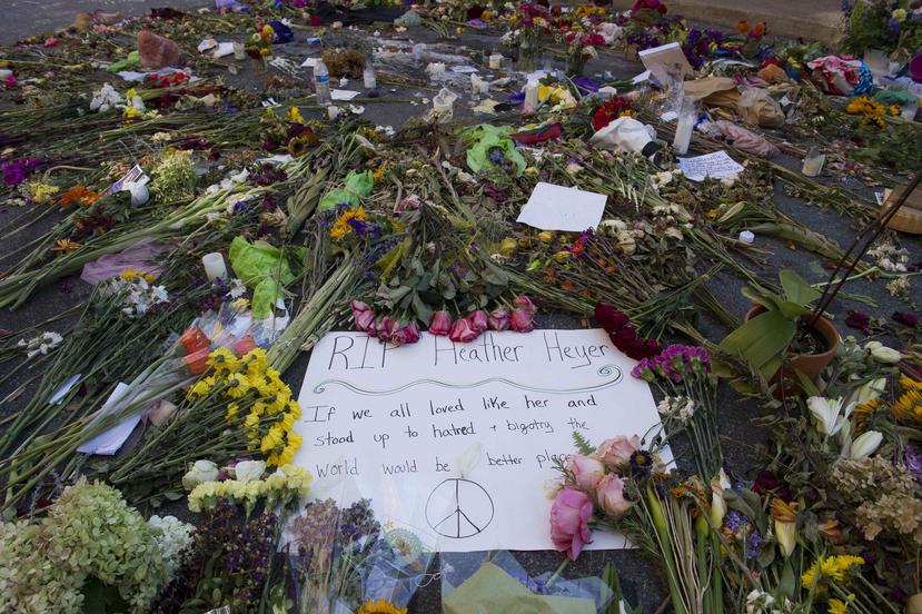 Notas y flores conforman un monumento en Charlottesville, Virginia, el viernes 18 de agosto de 2017, en el lugar donde Heather Heyer perdió la vida. (AP)