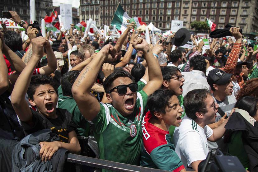 Los mexicanos celebran la victoria de su equipo en la ciudad de Zocalo. (AP)