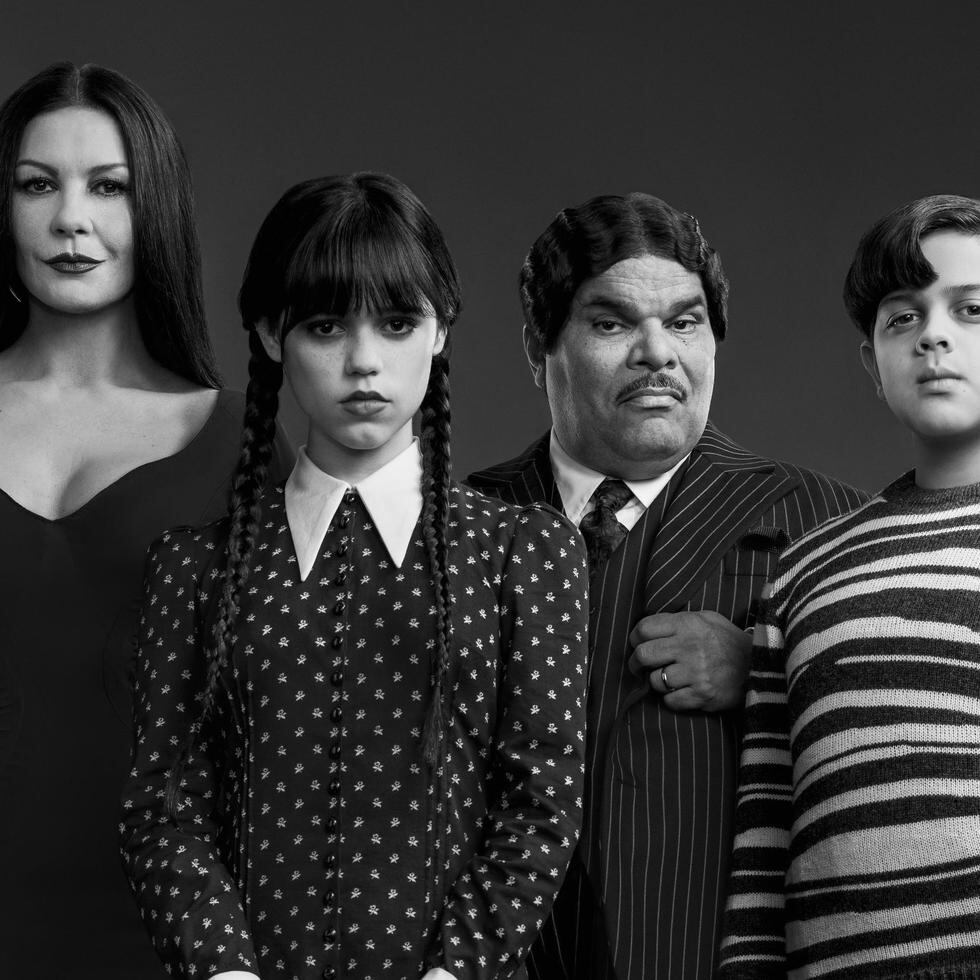 Protagonizan la serie "Wednesday": Catherine Zeta-Jones, como Morticia Adams; Jenna Ortega, como Wednesday Addams; Luis Guzmán; como Gomez Addams; e Issac Ordonez como Pugsley Addams. Cr. Courtesy of Netflix © 2022