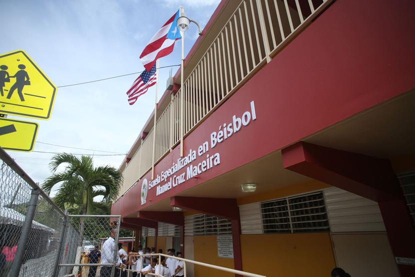 Los estudiantes toman sus clases en la escuela pública Manuel Cruz Maceira, y por la tarde se trasladan al estadio Carlos Bonet para desarrollar sus habilidades en el béisbol.
