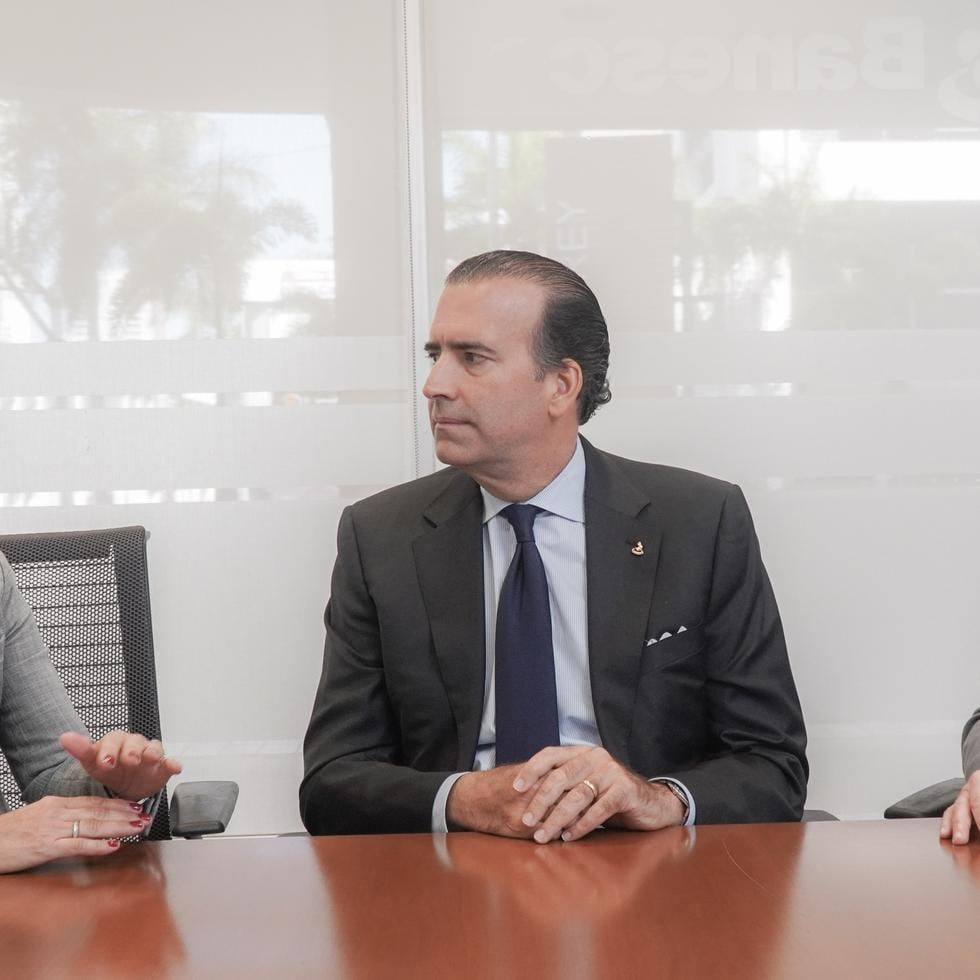 En el orden acostumbrado, Maritza Abadía, country manager de Banesco en Puerto Rico, el empresario de seguros José B. Carrión y nuevo directivo del banco, y el principal oficial ejecutivo de Banesco USA, Calixto Vélez.
