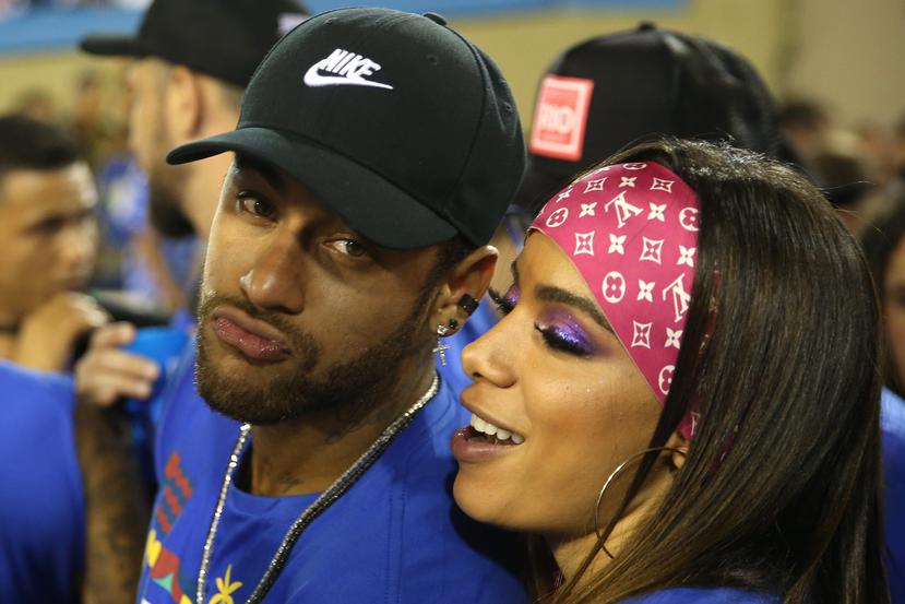 Neymar posa junto a la cantante brasileña Anitta durante la celebración del carnaval, en el sambódromo de Marques de Sapucaí, en Río de Janeiro. (EFE / Marcelo Sayao)