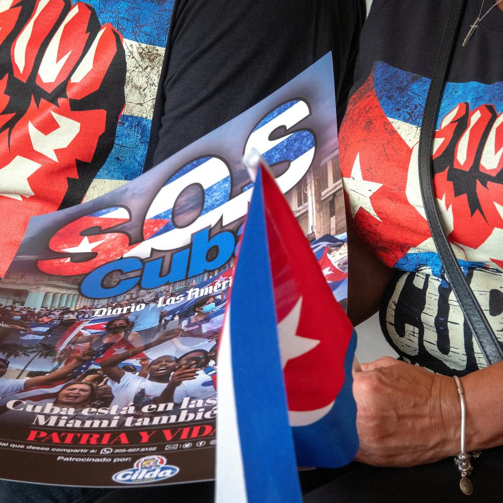 Cubanoamericanos participan en una manifestación de apoyo a los manifestantes en Cuba, en el Tropical Park de Miami, Florida, Estados Unidos. EFE/EPA/CRISTOBAL HERRERA-ULASHKEVICH
