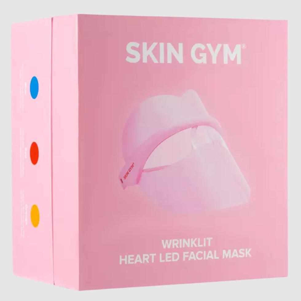 La máscara inalámbrica WrinkLit LED de Skin Gym está diseñada para utilizarse de manera sencilla. Sólo se debe colocar la máscara sobre el rostro y dejar que la terapia de luz azul, naranja y roja ayude a mantener el cutis en buen estado. Puedes pedirlo a través de ulta.com