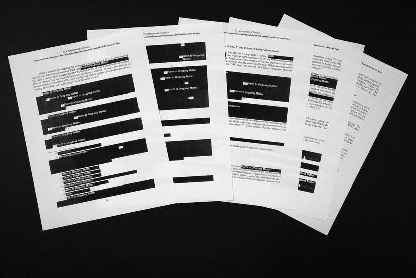 Varios de los documentos del informe de Mueller. (AP Photo/Jon Elswick)