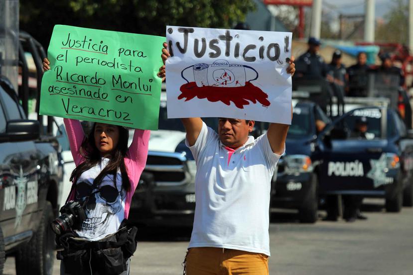Periodistas del estado de Guerrero, en México, se manifiestan para exigir un alto a los asesinatos de comunicadores. (EFE / José Luis de la Cruz)