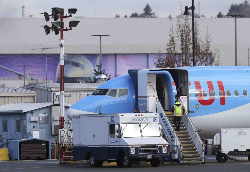 Un empleado sube a un avión Boeing 737 MAX 8 en construcción para el Grupo TUI en la Planta de Ensamble Renton de la Boeing Co., en Renton, Washington, el miércoles 13 de marzo de 2019. (AP/Ted S. Warren)