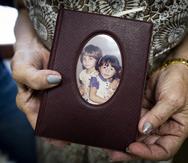 Haydée Rodríguez, madre de Haydée Maymí Rodríguez y abuela de Eduardo, de cinco años, y Melissa, de tres, conserva un álbum de fotos con imágenes de los fallecidos en la llamada masacre de Trujillo Alto de 1989.