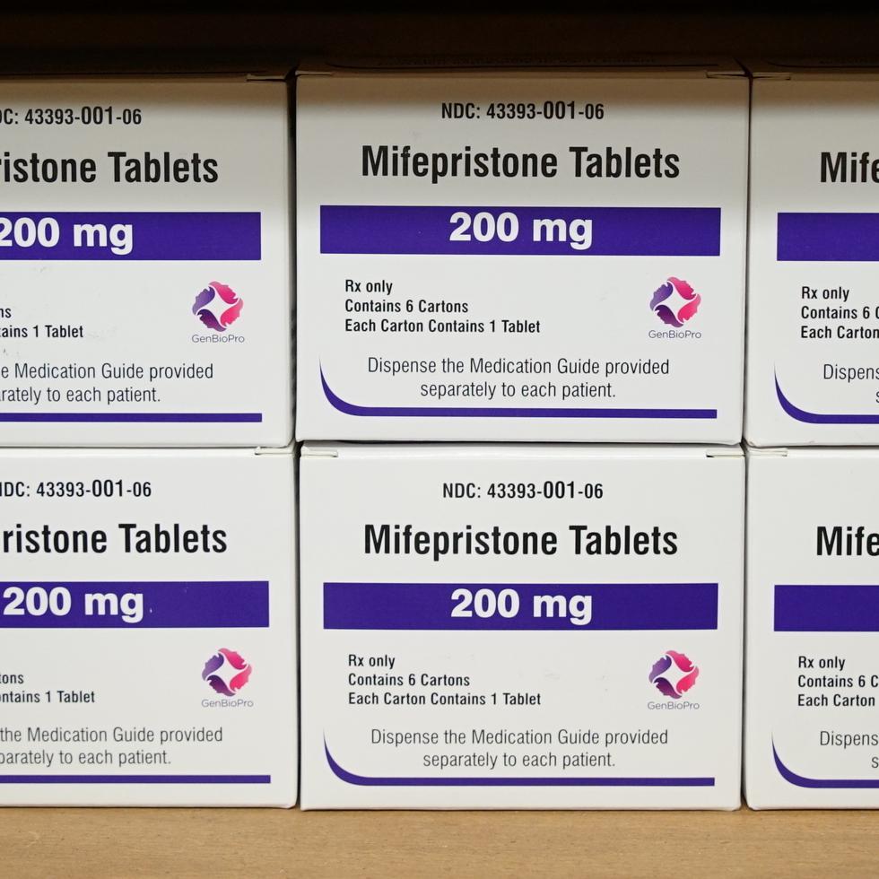 Cajas del medicamento abortivo Mifepristona permanencen en un anaquel en el Centro de la Mujer de Alabama Occidental.
