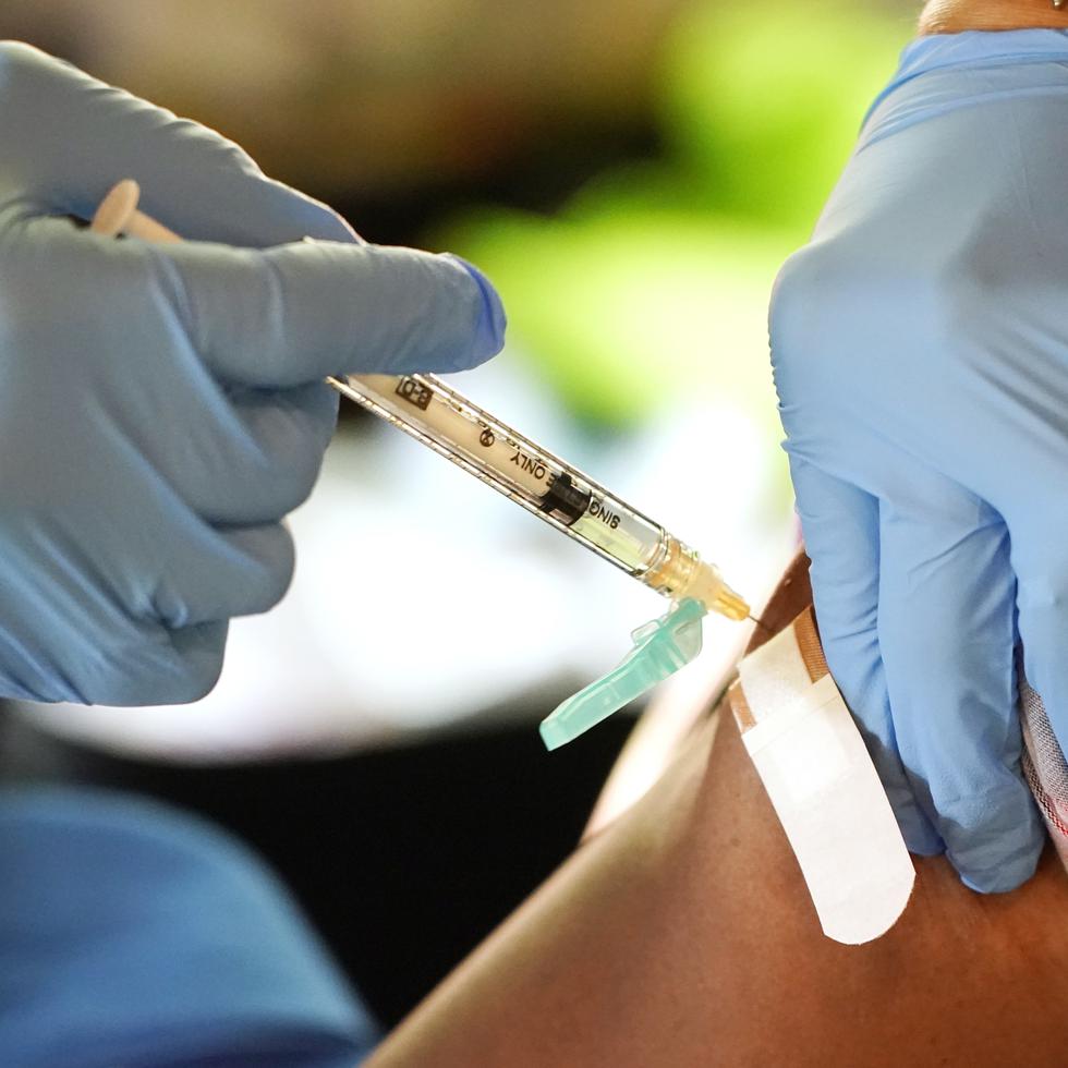 Una enfermera administra una vacuna contra el COVID-19.