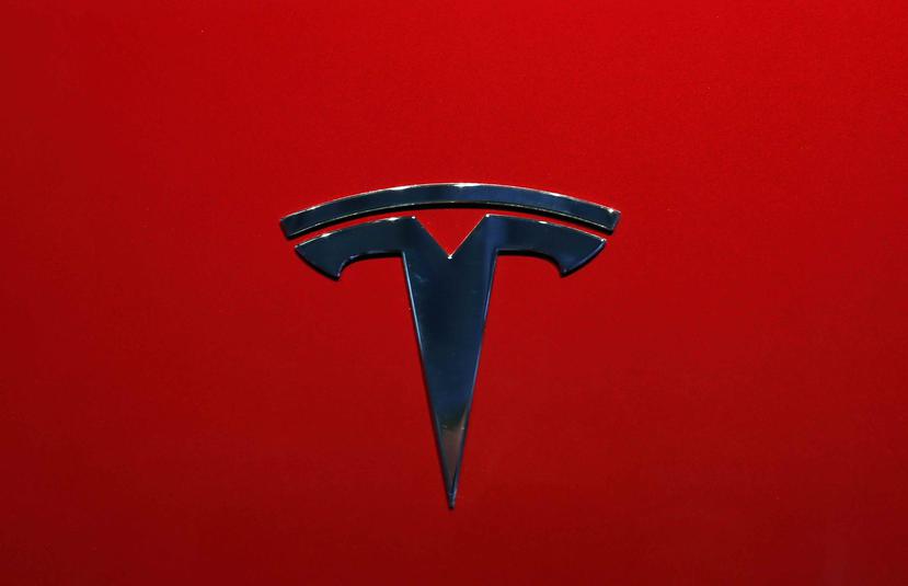 En la imagen, el logotipo de Tesla en su sedán Model 3 en el Salón del Automóvil de París en 2018. (AP)