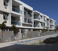 Solemare, complejo de apartamentos walk-up que se construye en Isla Verde, y que se vendieron entre $293,000 y $365,000. Estas unidades están a punto de ser entregadas.