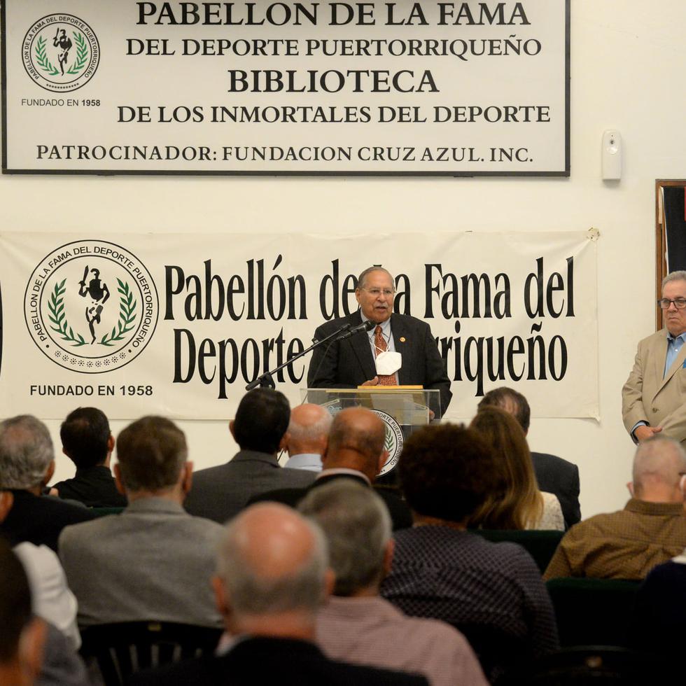José Julián Álvarez se dirige a los presentes durante la ceremonia en la que se le otorgó su nombre a la Biblioteca del Museo del Pabellón de la Fama del Deporte Puertorriqueño.