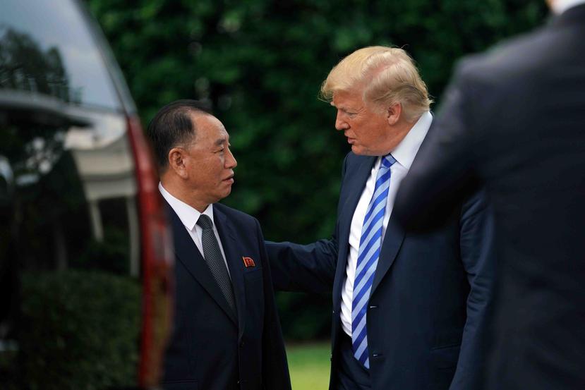 El presidente estadounidense Donald Trump habla con Kim Yong Chol, exjefe de los servicios de inteligencia militar de Corea del Norte. (AP/Andrew Harnik)