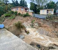 Un puente colapsó en el barrio Matuya de Maunabo, dejando a 17 familias aisladas.