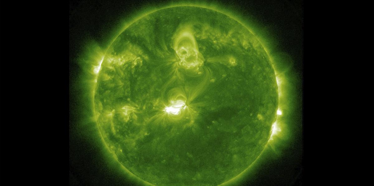Esta imagen proporcionada por la NASA muestra el Sol, visto desde el satélite Observatorio Dinámico Solar, el sábado 23 de marzo de 2024. Meteorólogos espaciales emitieron el domingo un aviso por tormenta geomagnética para el lunes.