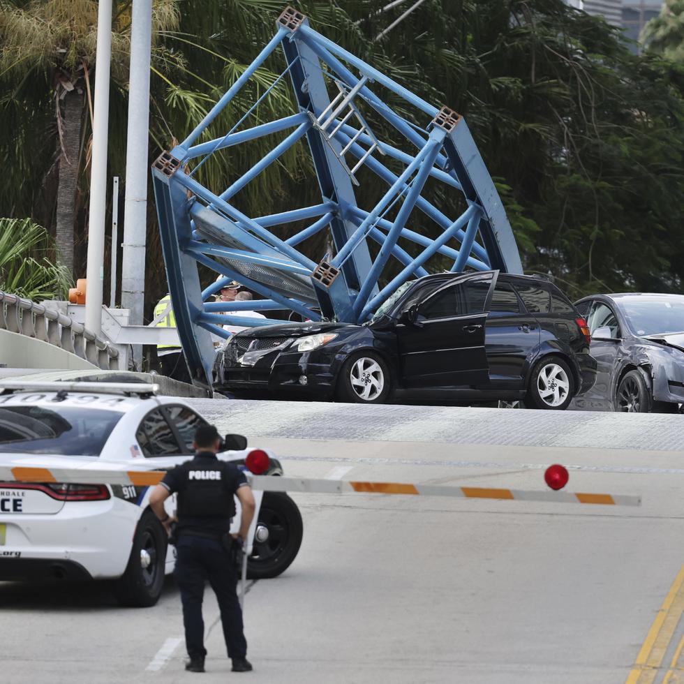 Un trabajador de construcción murió y dos personas fueron hospitalizadas después de que parte de una grúa cayó sobre el puente del suroeste de la tercera avenida que atraviesa el río New, en el centro de Fort Lauderdale, Florida.