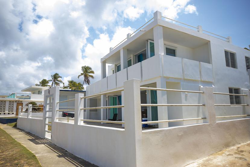 La propiedad a la venta en La Pared en Luquillo cuenta con dos niveles, una estructura de cemento en el patio que tiene conexiones de agua y una terraza en el techo que ofrece vistas panorámicas del mar y el Bosque Nacional El Yunque.