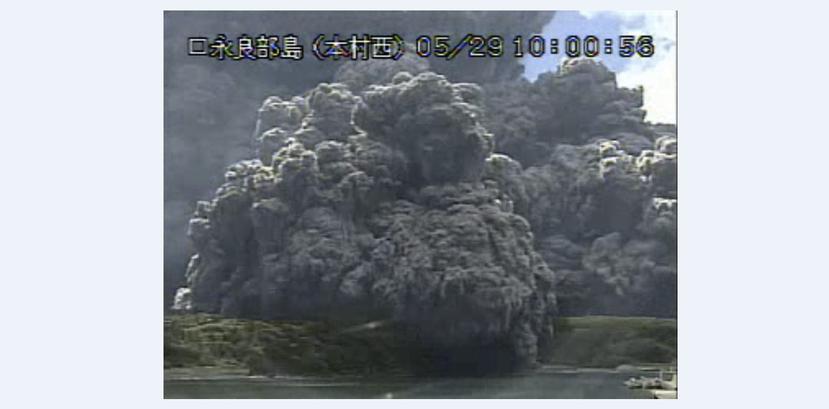 NHK informó de que el magma escupido por el volcán llegó hasta una de las playas de la isla. (EFE)