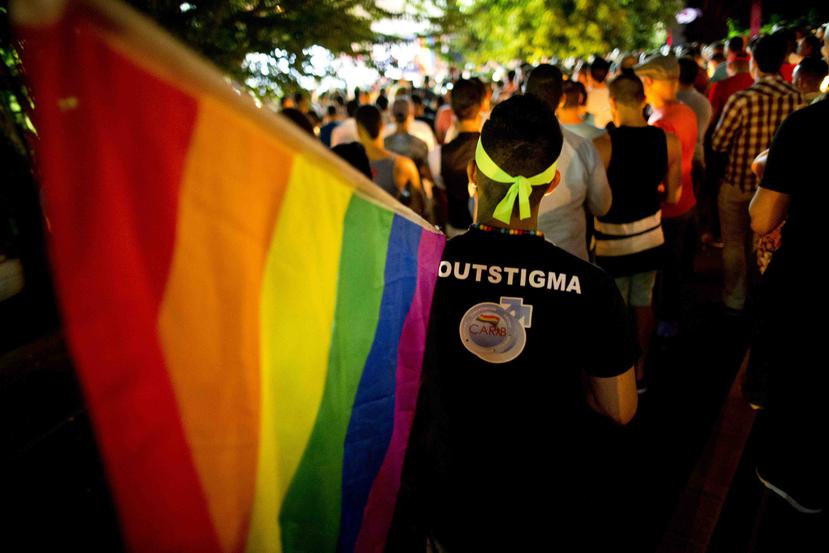 Varios de los presentes en la vigilia portaron la bandera LGBTT con los colores del arcoíris.