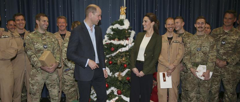 Los duques de Cambridge, William y kate, El príncipe William y su esposa Kate visitaron a los militares británicos en la Base Aérea Real de Akrotiri en Chipre. (Foto: AP)