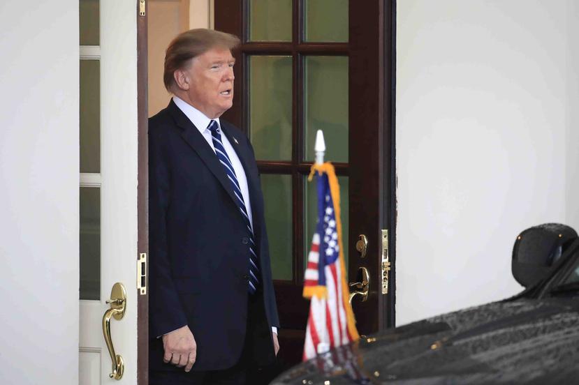 El presidente Donald Trump observa al canciller de Austria Sebastian Kurz mientras abandona la Casa Blanca, en Washington, luego de su reunión, el miércoles 20 de febrero de 2019. (AP)