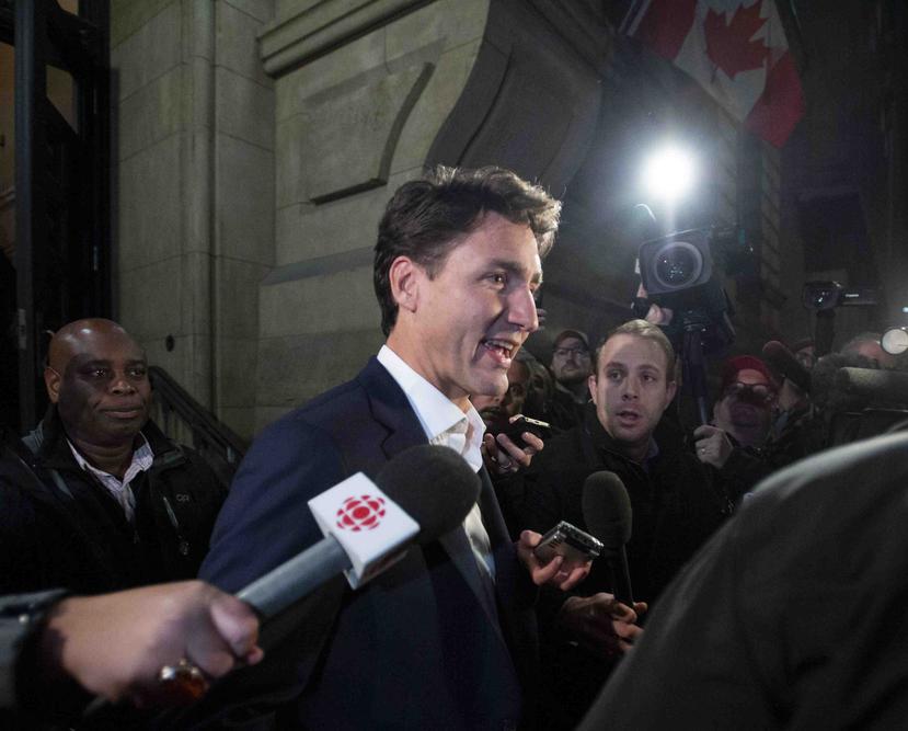 El primer ministro de Canadá, Justin Trudeau, sale de su oficina después de alcanzar un acuerdo en las renegociaciones del TLCAN en Ontario. (AP)