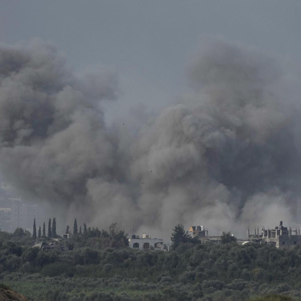 Columnas de humo se alzan luego de un ataque aéreo israelí en la Franja de Gaza, visto desde el sur de Israel.