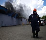 Incendio en el área del almacén de JF Montalvo, en Cataño, el 15 de agosto de 2022.