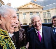 El escritor hispano-peruano Mario Vargas Llosa y el rey emérito Juan Carlos I, este jueves en París.