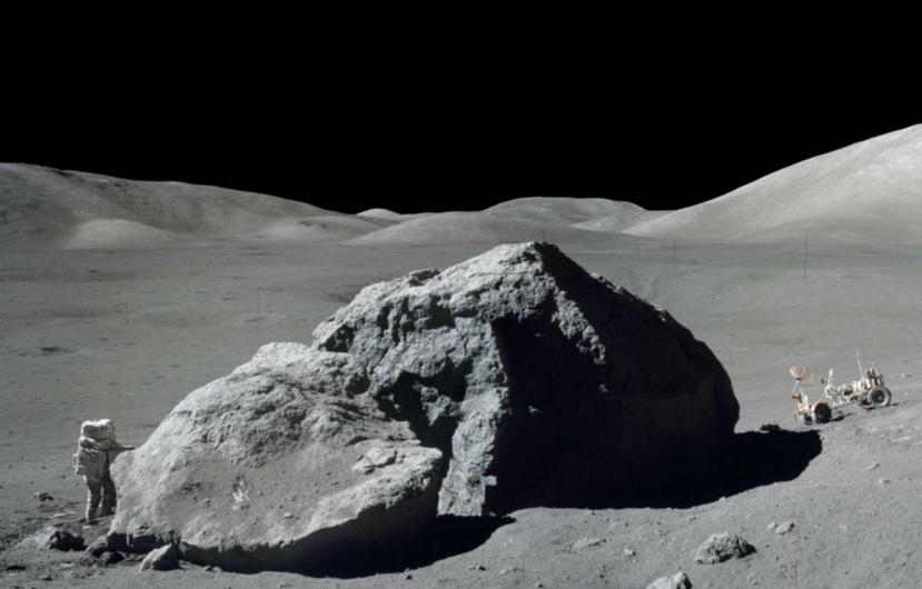 El científico y astronauta Harrison Schmitt es fotografiado de pie junto a una enorme roca lunar durante la tercera actividad extravehicular del Apollo 17 en 1972. (NASA)