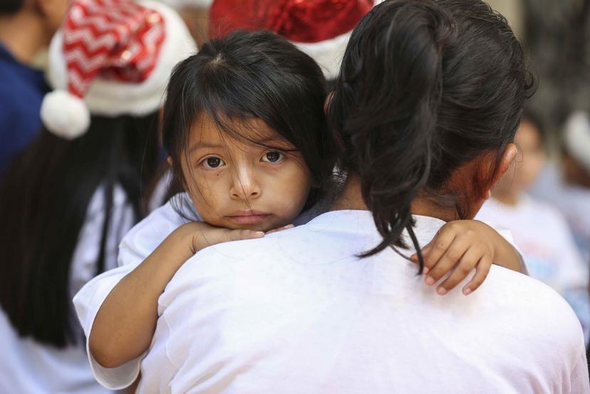 Lucia Quiej sostiene a su hija de cuatro años, Diana Jimenez, 4, en el marco de la campaña "We Belong Together" en 2016 en Miami. (EFE)