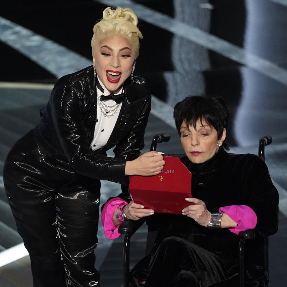 La cantante y actriz Lady Gaga junto a Liza Minnelli estuvieron a cargo de presentar el premio a la Mejor Película en los Oscar.