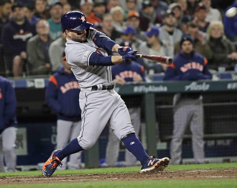 El jugador de los Astros de Houston José Altuve pega un grand slam en el sexto inning del juego de la MLB que enfrentó a su equipo con los Marineros de Seattle, el 12 de abril de 2019, en Seattle. (AP/Ted S. Warren)