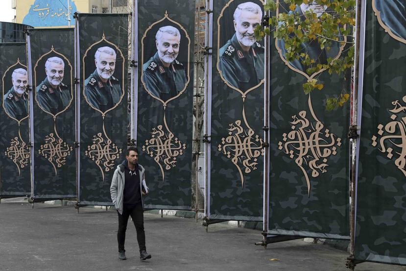 Un hombre pasa junto a carteles con la imagen del general de la Guardia Revolucionaria Qassem Soleimani, que murió en un ataque de Estados Unidos en Bagdad, en una calle de Teherán, Irán. (AP/Vahid Salemi)