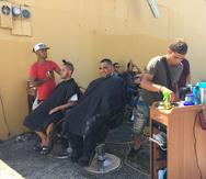 Los barberos de New York Style Joe Barber Shop sacaron sus sillas a la calle.