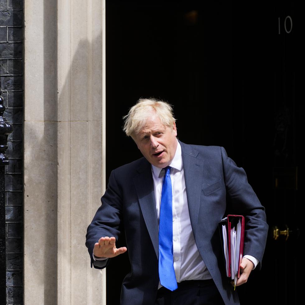 El primer ministro británico, Boris Johnson, parte de su oficina en el número 10 de Downing Street, en Londres.