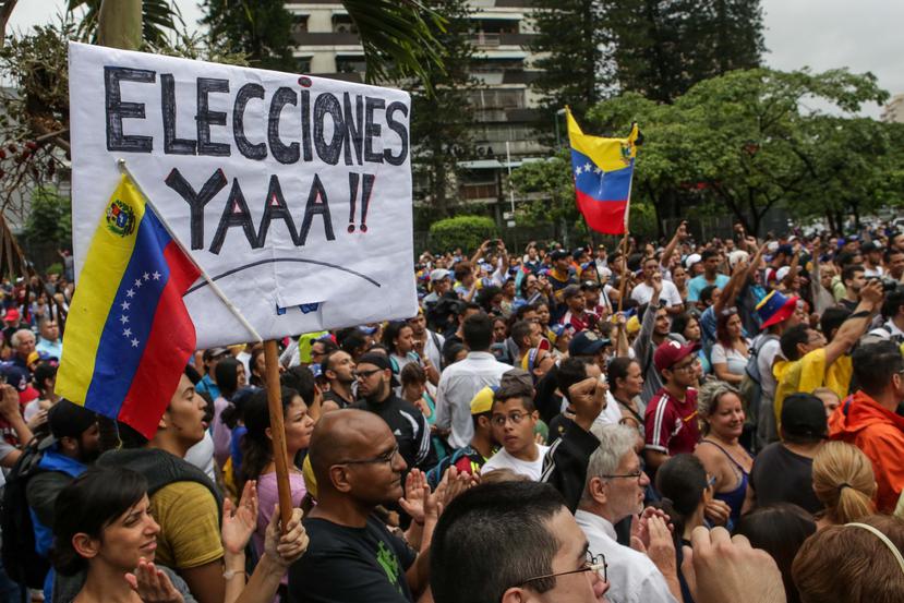 Un grupo de personas participa en una manifestación en contra del gobierno venezolano. (Agencia EFE)