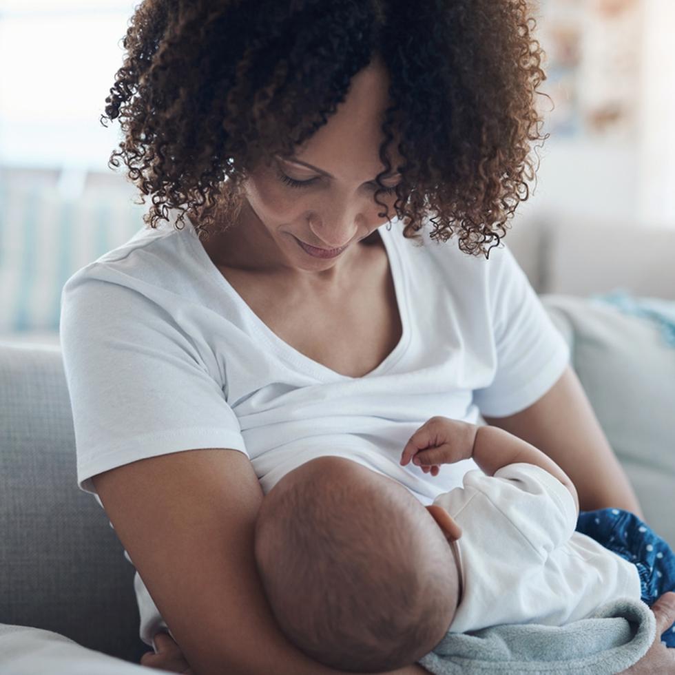 Durante la primera hora de vida, el bebé está despierto y alerta, por lo que es el momento perfecto para que mamá y bebé se conozcan, se huelan y se acurruquen.