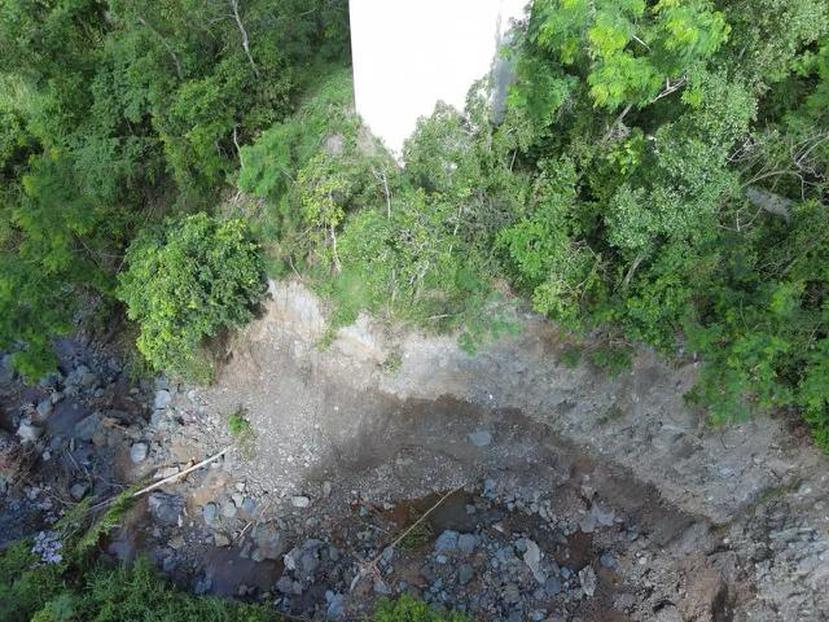 Imagen de la erosión cerca de una pilastra de un puente en la PR-52 a la altura de Cayey.