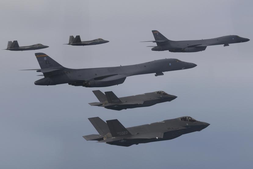 En esta imagen, distribuida por el Ministerio de Defensa de Corea del Sur, bombarderos B-1B de la Fuerza Aérea de Estados Unidos (centro) y cazas F-22 y F-35 de la Fuerza Aérea surcoreana (abajo), sobrevuelan la península de Corea durante ejercicios conjuntos en Corea del Sur, el 1 de febrero de 2023.