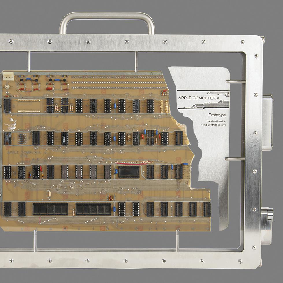 Esta imagen proporcionada por RR Auction, con sede en Boston, muestra un prototipo autenticado de la computadora Apple I de mediados de la década de 1970.