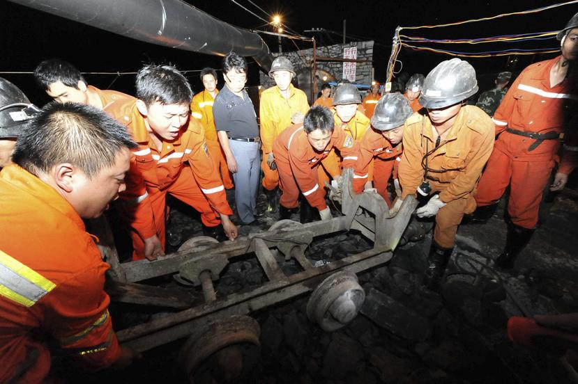 Varios miembros de los servicios de rescate trabajan en una mina de carbón inundada en el condado de Pingtang. (EFE)