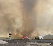 En esta fotografía proporcionada por el Servicio de Parques Nacionales, se muestra una columna de humo que sale del incendio York en la Reserva Nacional de Mojave, en California, el domingo 30 de julio de 2023.