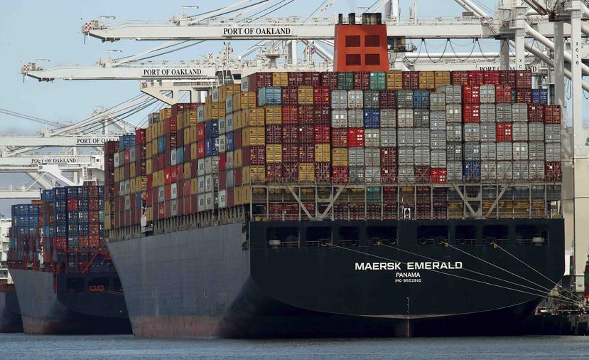 El portacontenedores Maersk Emerald se descarga en el Puerto de Oakland, California. (AP)
