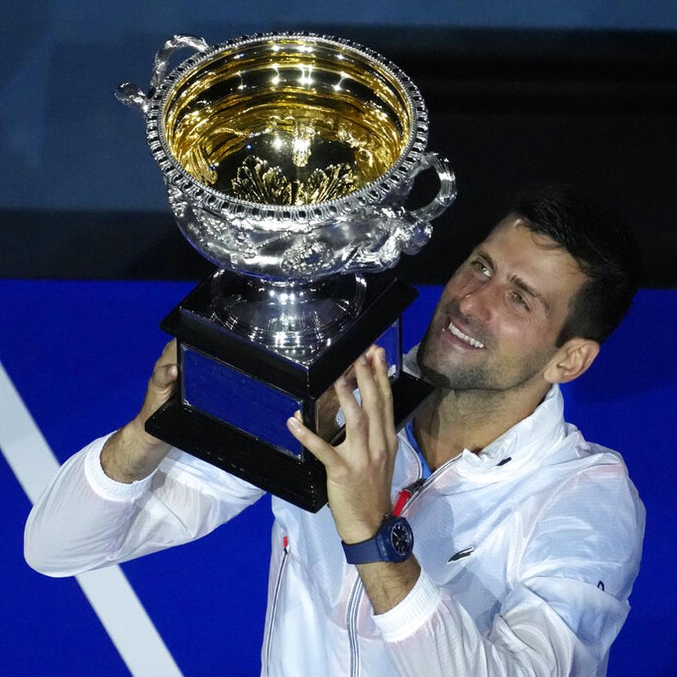 Novak Djokovic levanta el trofeo Norman Brookes tras vencer a Stefanos Tsitsipas en la final de sencillos masculina en el Abierto de Australia.