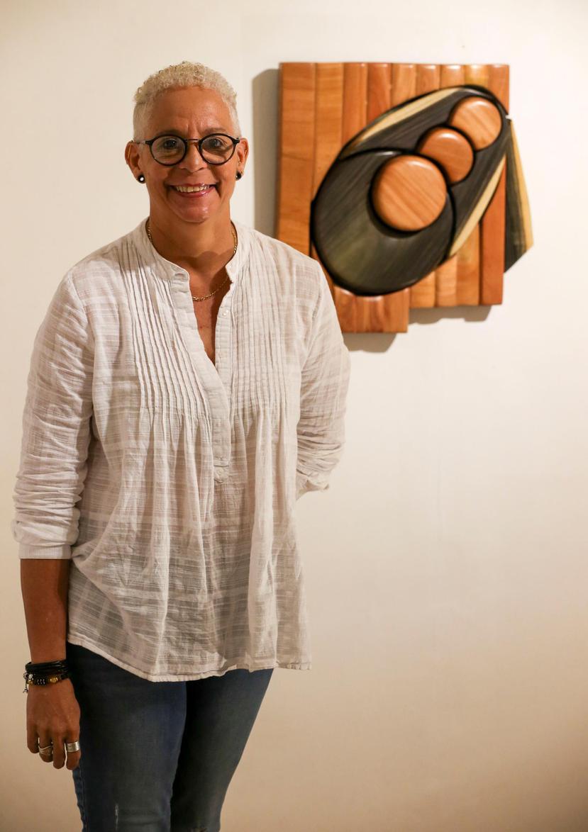 La escultora Janet León junto a su pieza “Lunas”.